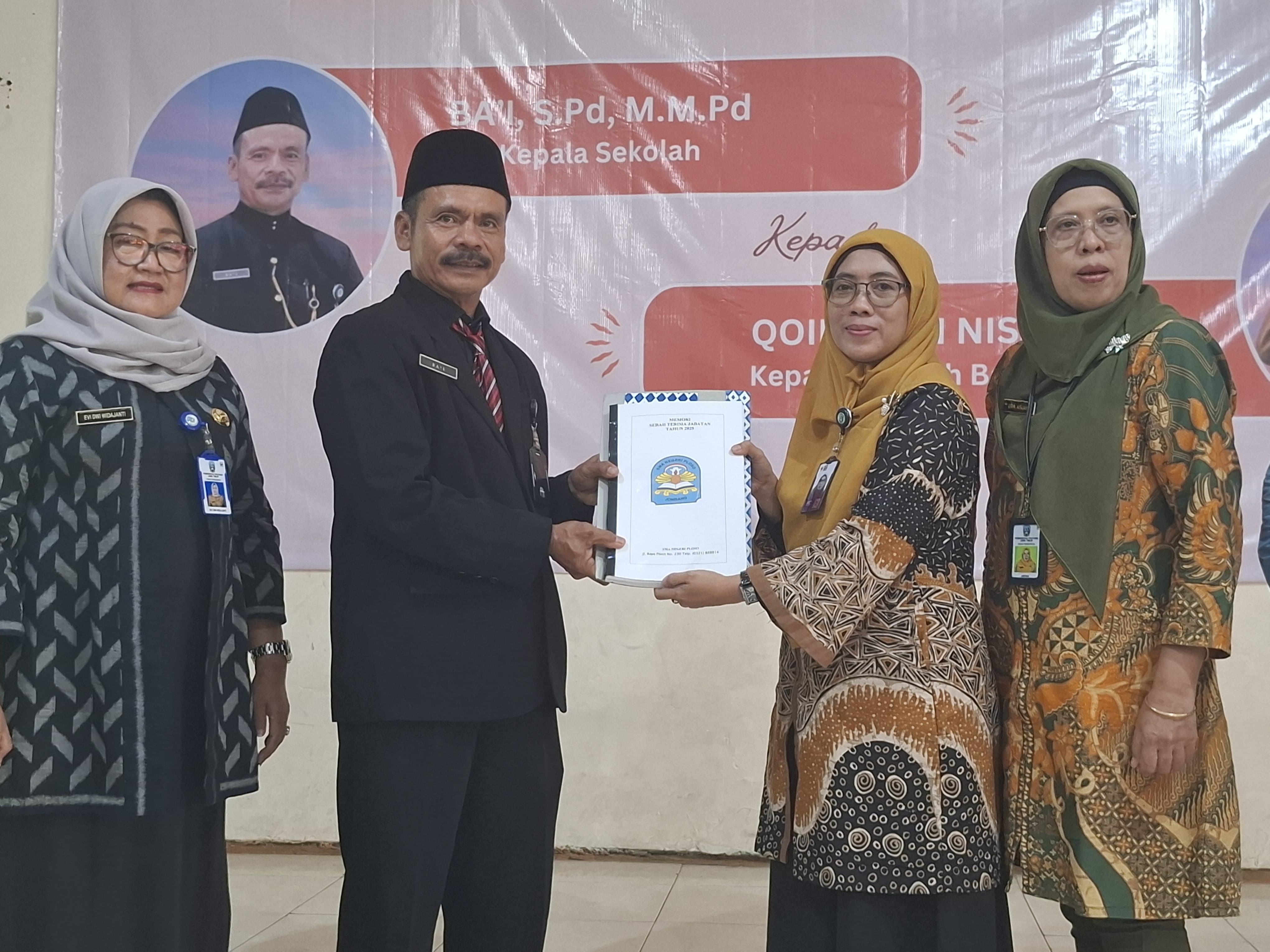 SERTIJAB: Prosesi penyerahan memori jabatan dari Plt Kepala SMAN Ploso lama Ba&rsquo;i kepada Kepala SMAN Ploso yang baru Qoidatun Nisak.