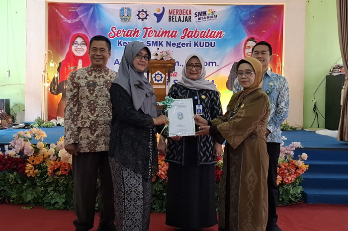 SAKRAL: Penyerahan memori jabatan dari Kepala SMKN Kudu lama, Amiroh SKom MKom,  kepada kepala yang baru, Erna Kusrini SPd MM.