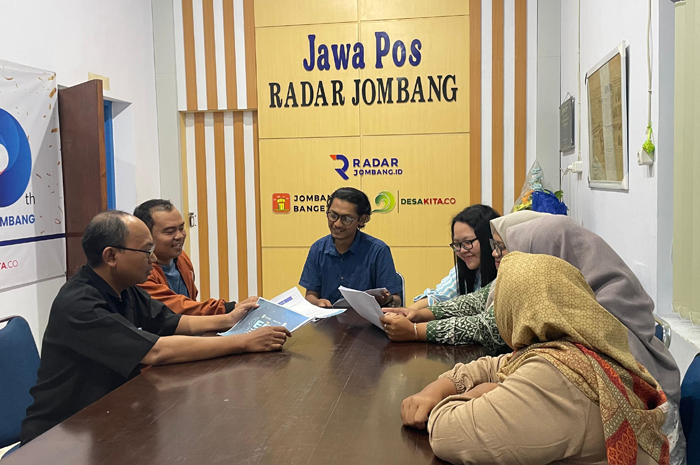 FOKUS: Dewan juri saat membahas penilaian East Java Innovative Education Summit 2025 di kantor Jawa Pos Radar Jombang.