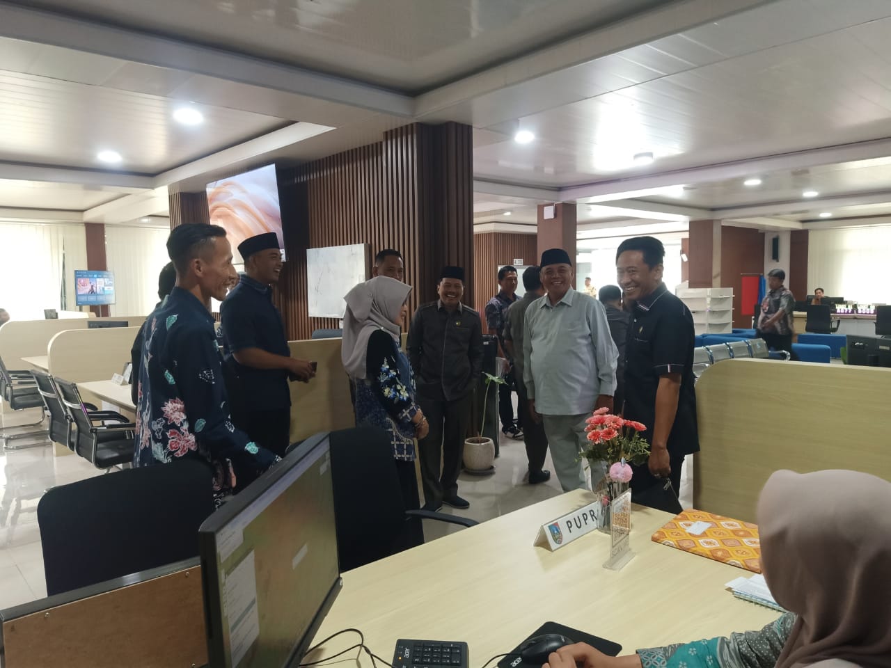 PANTAU: Komisi A DPRD Jombang melihat pelayanan di Mal Pelayanan Publik (MPP) Kamis (22/5).