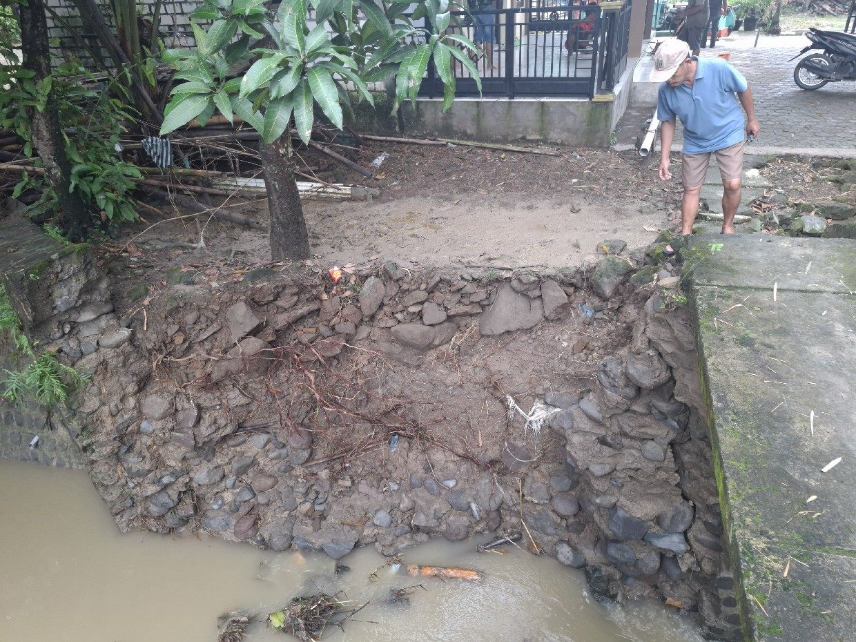 Kondisi talud Kali Kulak di Desa Gedongombo yang rontok ditrerjang banjir