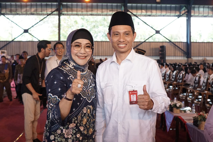 KOMPAK: Komisaris Utama Independen Bank Jatim Adi Sulistyowati bersama Pemimpin Bank Jatim Cabang Jombang Hanif Julhamsyah usai mengikuti pelantikan pengurus dan pengawas Kopdes Merah Putih di Jombang