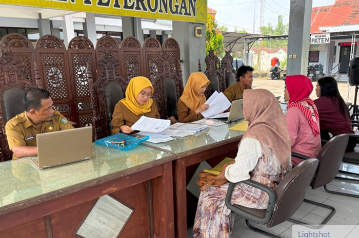 PERMUDAH BAYAR PAJAK: Petugas Bapenda Jombang dalam program Layar Jebol (layanan pajak jemput bola) di Pendopo Kecamatan Peterongan, Selasa (20/5).