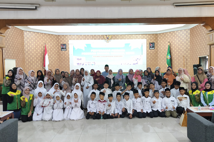 KOMPAK: Ketua Baznas Jombang Ahmad Zainuri Lc foto bersama orang tua asuh. peserta penyerahan santunan perdana program Bahagia Bersama Yatim, Sabtu (24/5).