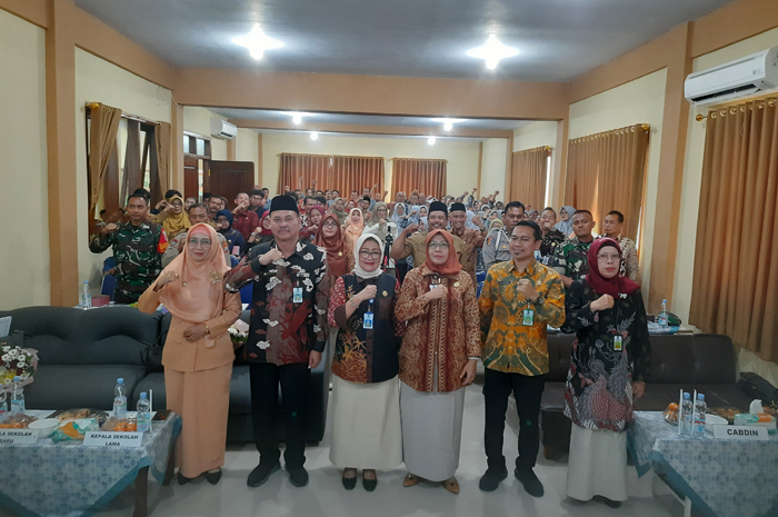 KOMPAK: Evi Dwi Widjajanti Plt kepala Cabdindik Wilayah Jombang foto bersama guru SMAN Jogoroto, SMKN Wonosalam dan SMKN Gudo.