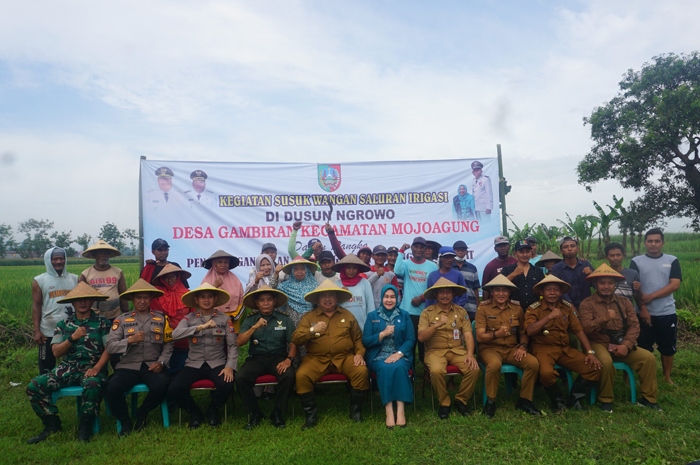 Bupati Warsubi canangkan BBGRM ke-XXII dan meluncurkan program Desa Tematik Kabupaten Jombang Tahun 2025 dipusatkan di Balai Desa Gambiran, Kecamatan Mojoagung pada Senin (26/5).