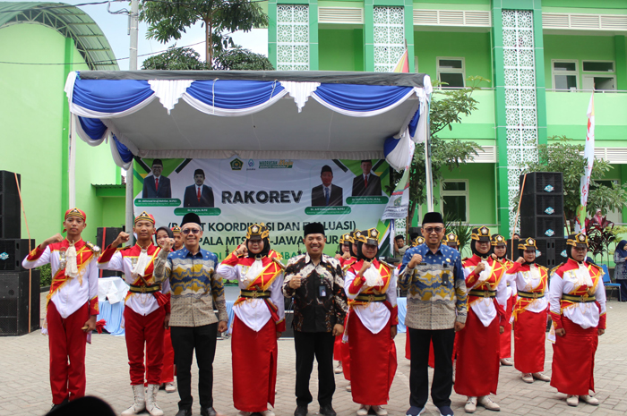 TELADAN: Plt Kepala MTsN 12 Jombang, M Makhi MPdI, bersama tim paskibraka madrasah