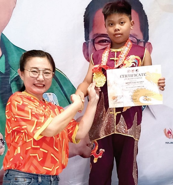 BERPRESTASI: Vano atlet cilik Jombang saat menerima medali emas di podium 1.