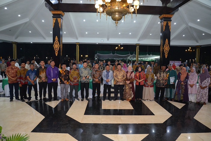 SELAMAT: Bupati Jombang Warsubi bersama dengan penerima penghargaan dan peserta PWI Award 2025 di Pendopo Kabupaten Jombang, Selasa (27/5) malam.
