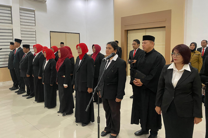 DILANTIK: Bupati Jombang Warsubi melantik 15 pejabat fungsional di Ruang Swagata Pendopo Kabupaten Jombang, (27/5).