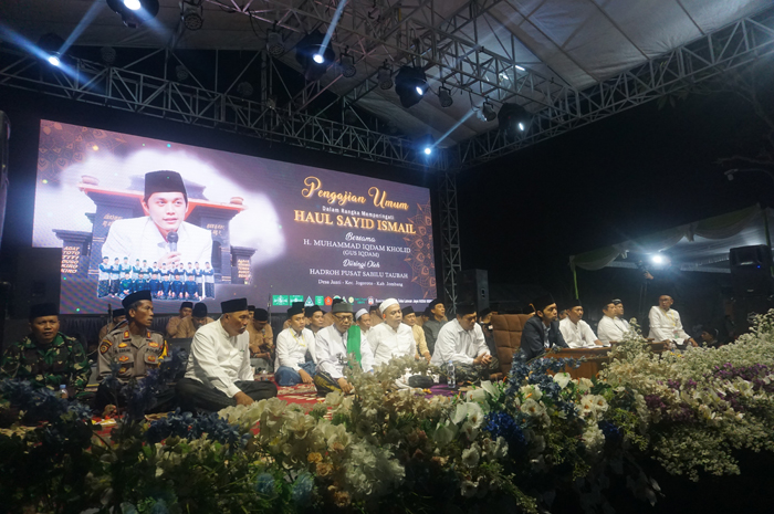 MERIAH: Kepala Desa Janti H. Musta&rsquo;in mengikuti pengajian akbar saat Haul Sayid Ismail dan ahli kubur Desa Janti, Jumat (23/5) malam.