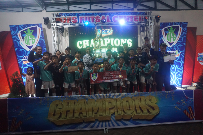MERIAH: SDN Gadingmangu 2, Jombang merayakan juara 1 di turnamen OFS Championship antar SD/MI se-Jawa Timur, Minggu (25/5) malam.