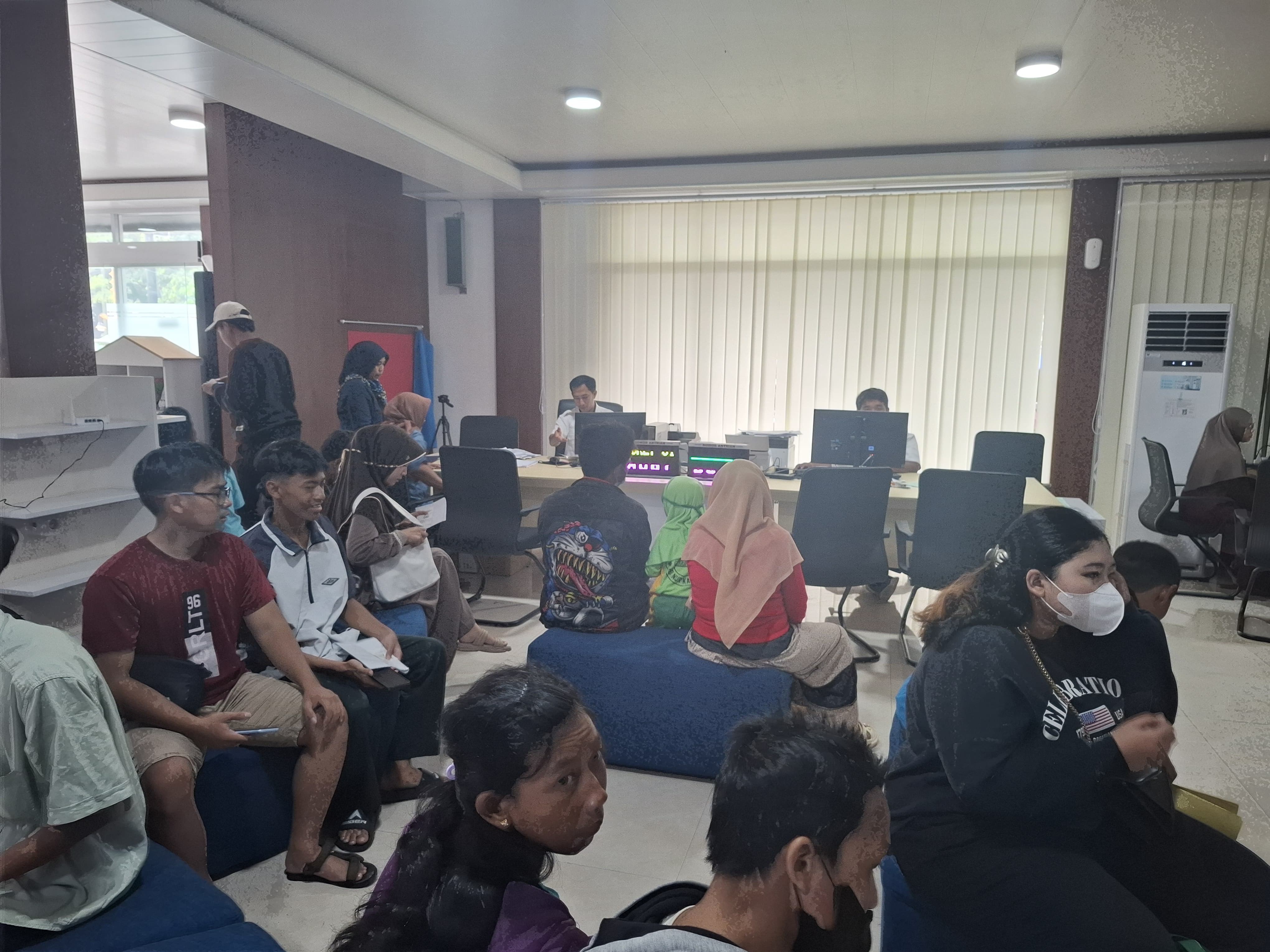 ANTUSIAS: Warga mengurus dokumen adminduk di MPP Ruko Simpang Tiga Mojongapit, Jombang, Selasa (27/5).