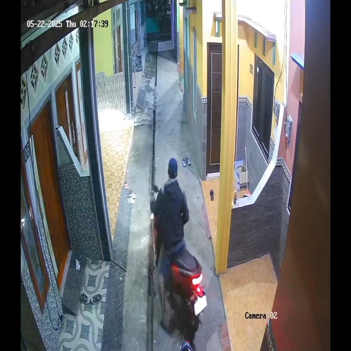 TEREKAM CCTV: Tangkapan layar pelaku pencurian motor (curanmor) sepeda motor di kos-kosan di Dusun Mancar Timur, Desa Mancar, Kecamatan Peterongan, Jombang.