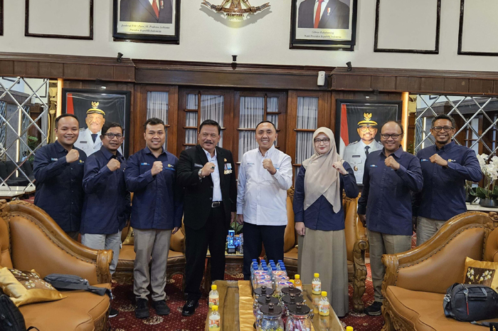 KOLABORASI: Manajer PLN UP3 Mojokerto, Muhammad Syafdinnur, menyerahkan cenderamata kepada Bupati Nganjuk Marhaen Djumadi, Selasa (20/5).