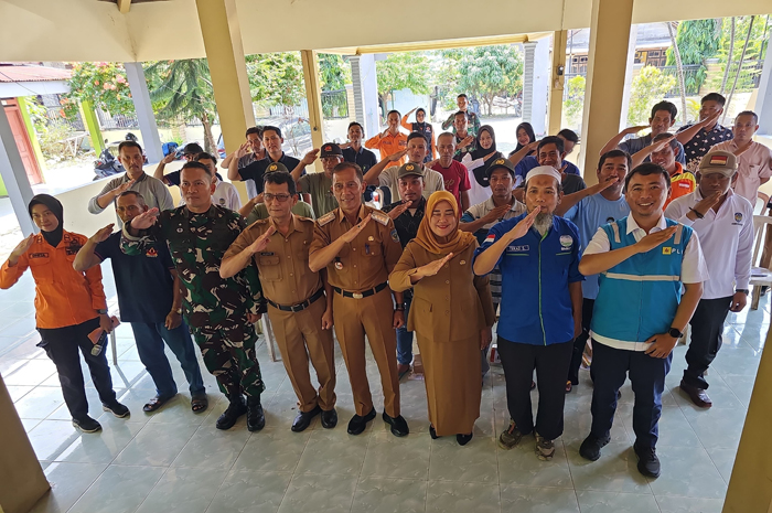 GUYUB: Manajer PLN ULP Nganjuk Risal Yudha Wicaksono bersama peserta sosialisasi rawan bencana dan edukasi kelistrikan.
