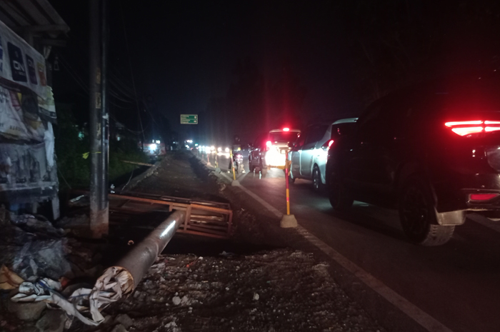 GELAP: Kondisi jalan provinsi di Desa Pesantren, Kecamatan Tembelang, Jombang Selasa (27/5) malam.