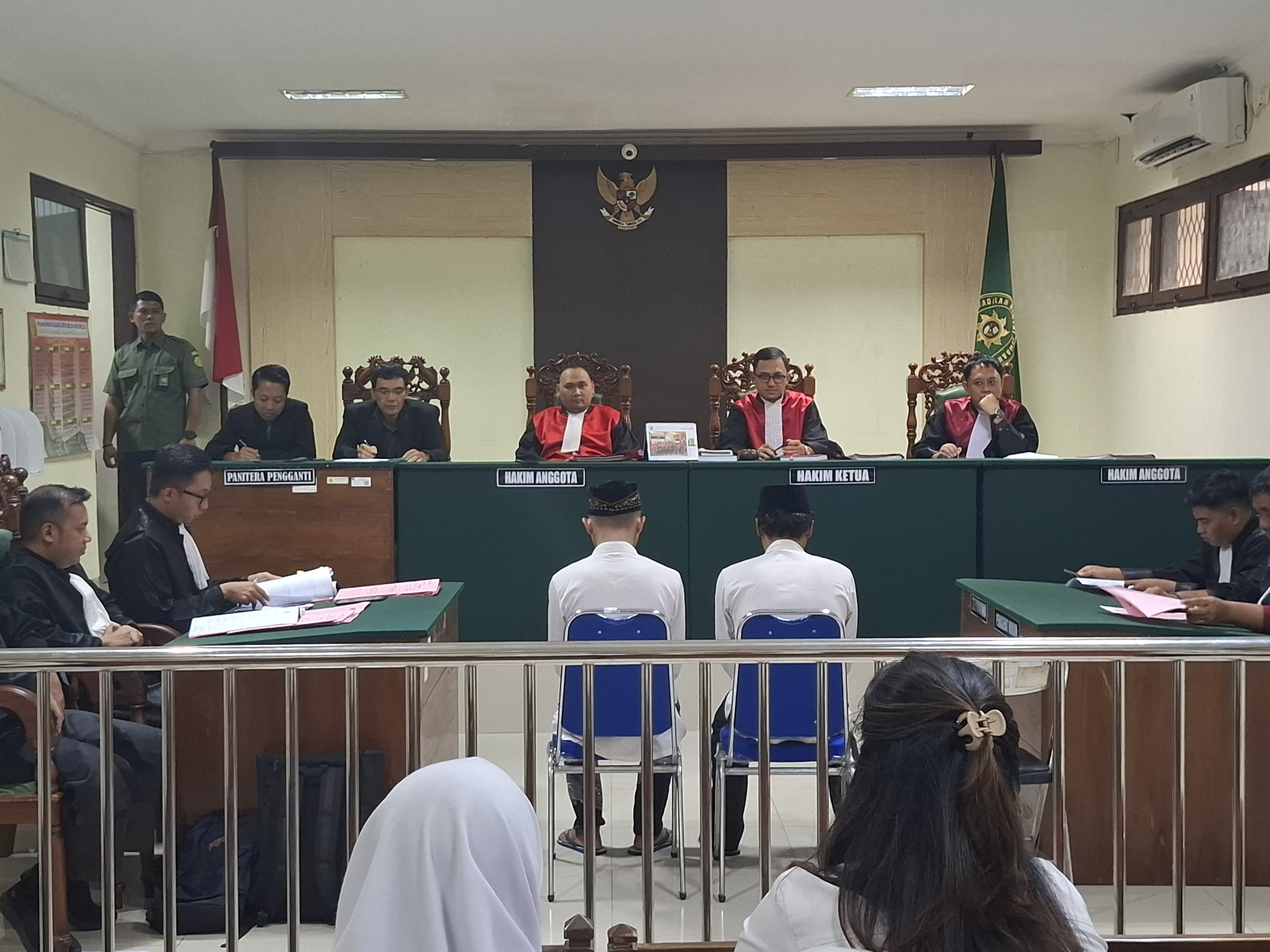 Yanto dan Aris Candra Lianto, dua terdakwa kasus penganiayaan preman hingga tewas di Desa Made, Kecamatan Kudu, Jombang menjalani sidang tuntutan Selasa (27/5) siang