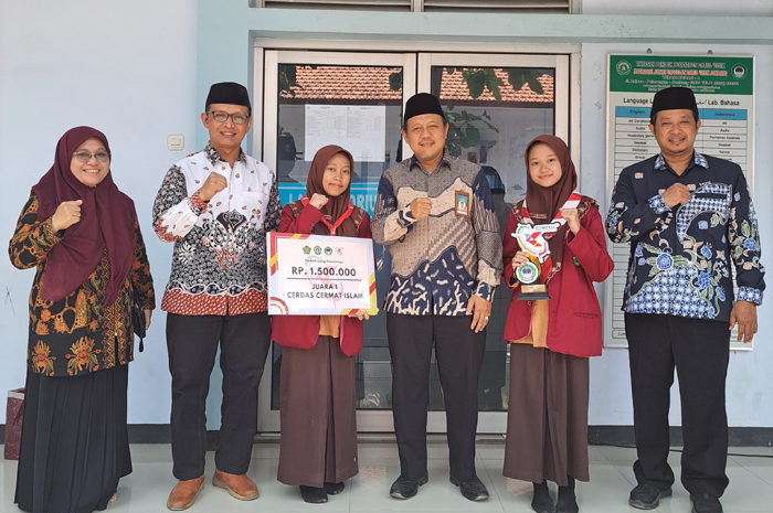 MEMBANGGAKAN: Siswa MTsN 2 Jombang juara 1 cerdas cermat Islam tingkat Jawa Timur.