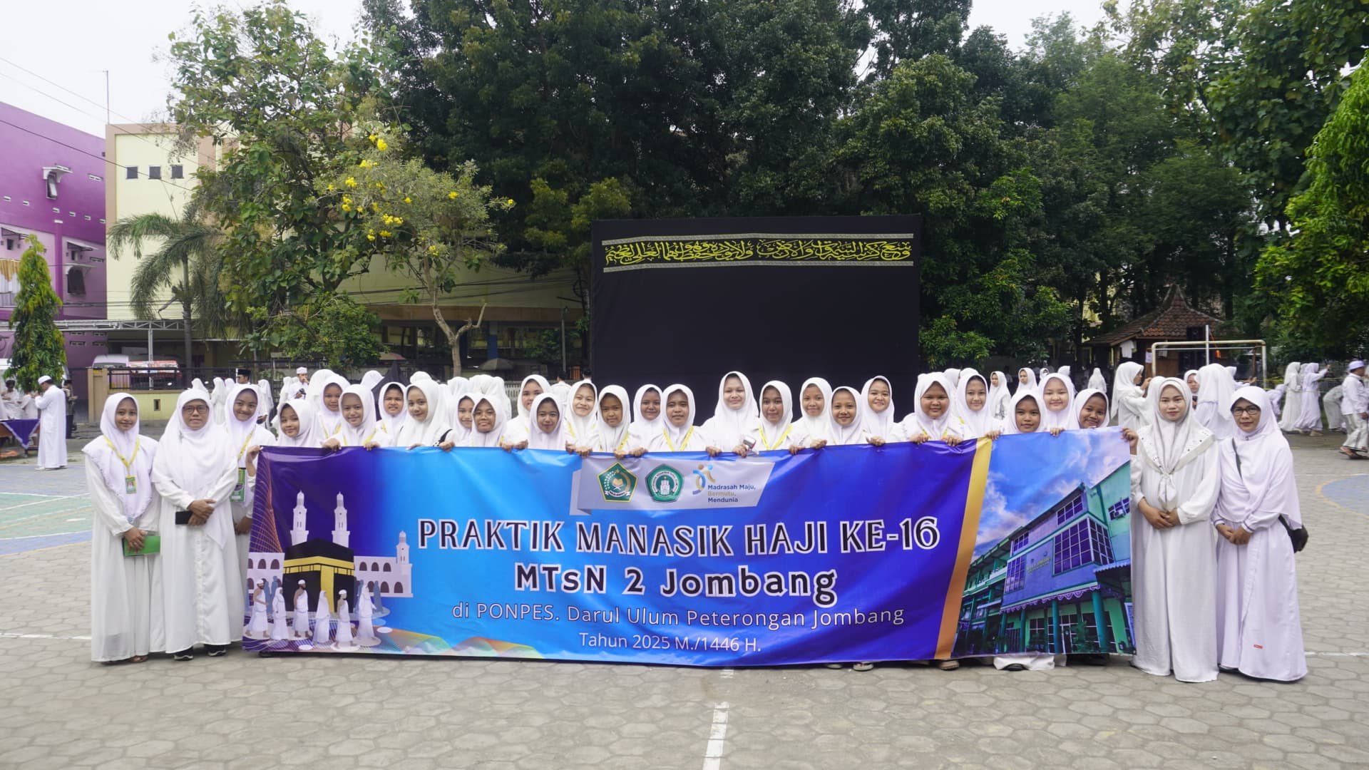 SENANG: Siswa MTsN 2 Jombang yang mengikuti manasik haji kemarin.