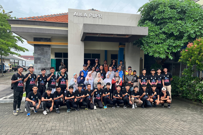 TELADAN: Wakil Ketua Komisi D DPRD Jombang, HM Syarif Hidayatullah ST MMT (Gus Sentot), bersama tim sepak bola Porprov Jombang dan manajer tim Imam Bustomi.