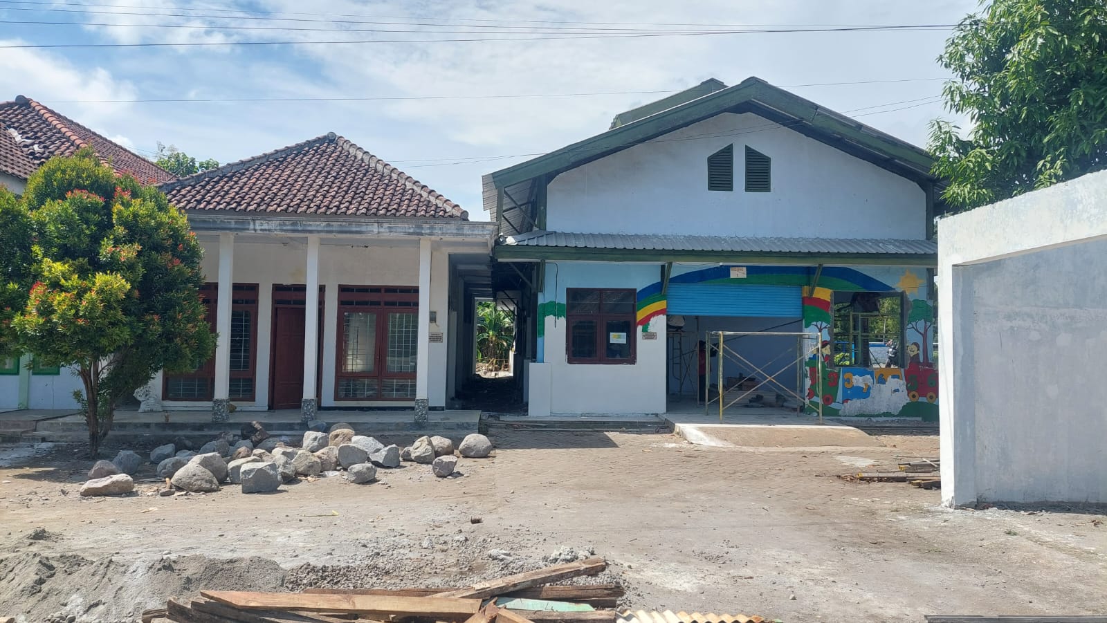 Gedung SKB Mojoagung, Jombang yang akan digunakan tempat belajar mengajar sementara siswa Sekolah Rakyat tengah direhab.