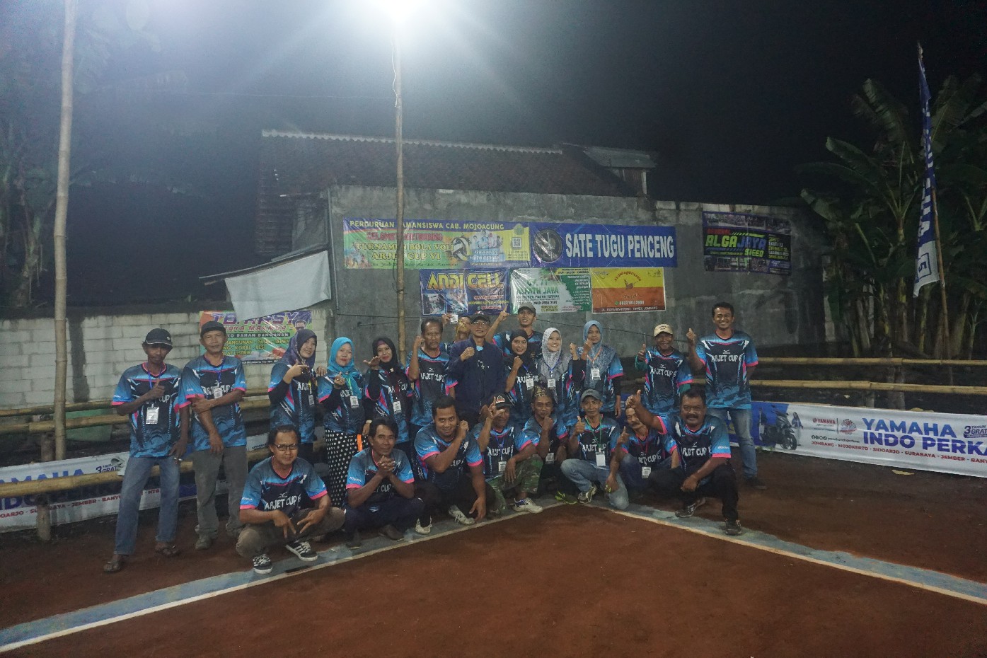 GELORAKAN SEMANGAT OLAHRAGA: Kepala Desa Sidokerto Abdul Halim bersama segenap panitia Arjet Cup VI saat mempersiapkan turnamen bola voli Arjet Cup VI.
