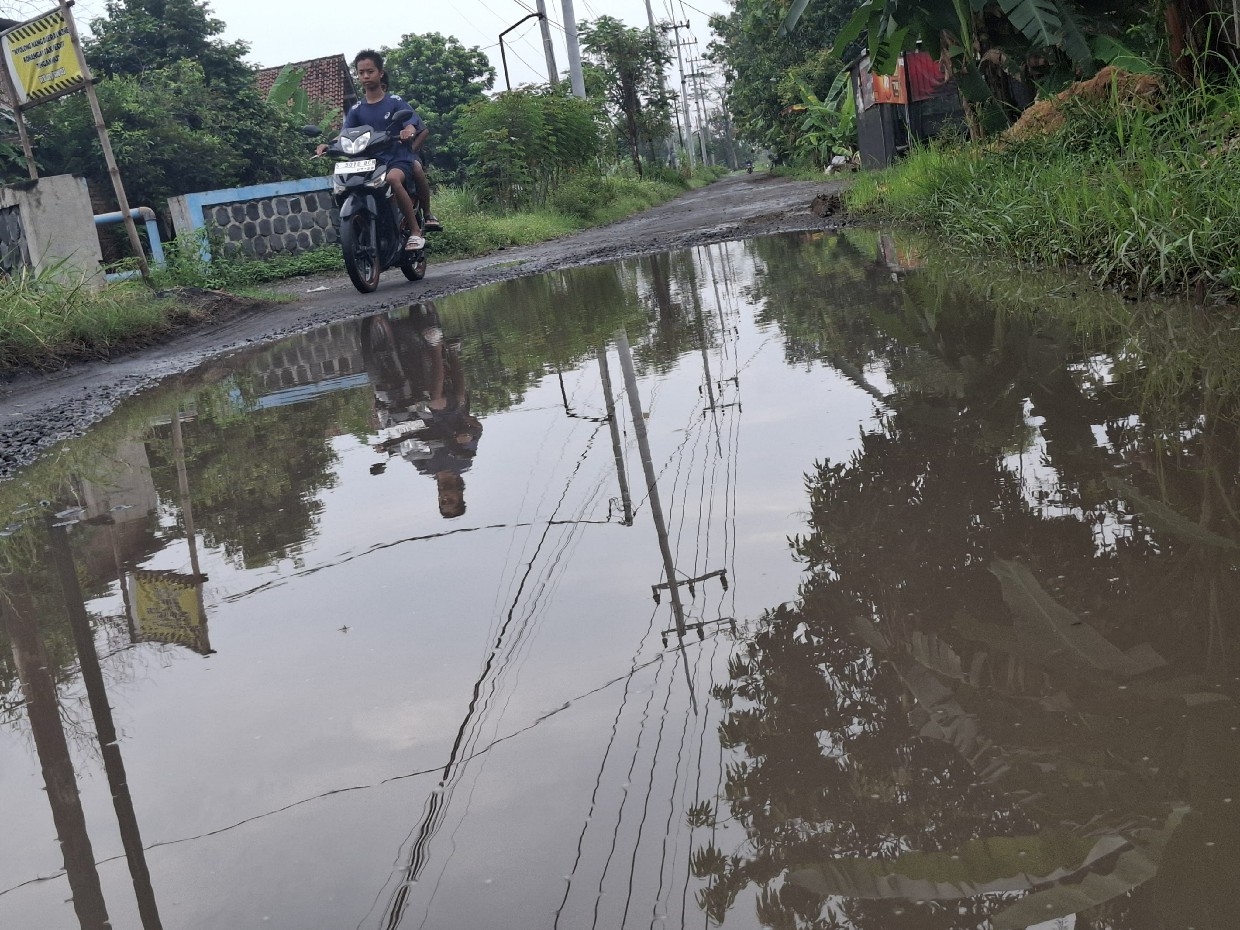 BUTUH PERBAIKAN: jalan rusak ruas Jatigedong &ndash; Gedongombo, Ploso, Jombang butuh perbaikan rusak berat Rabu (28/5).
