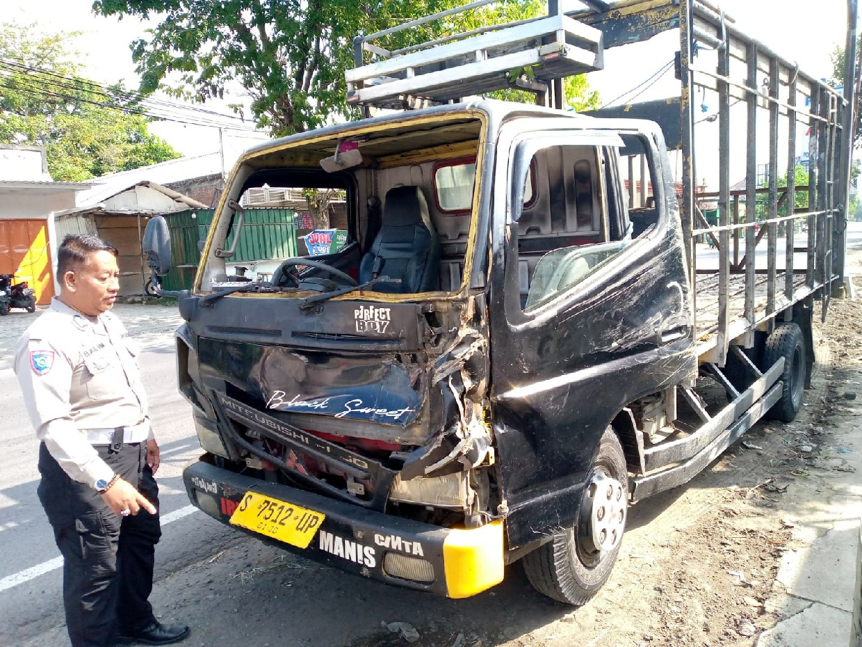 Kecelakaan lalu lintas terjadi di jalan Desa Sumbergondang, Kecamatan Kabuh, Jombang pada Jumat pagi (30/5)
