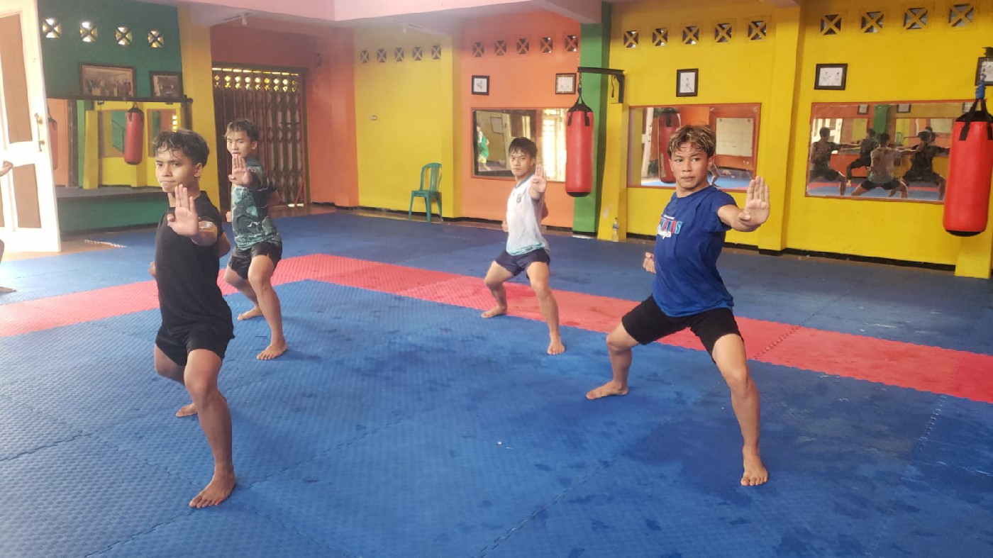 DISIPLIN: Karateka Jombang dari kiri, Malvian, Ahmad Algebra, Muhammad Qidhirfath dan Eyzar saat latihan di Dojo Mahameru, Jumat ( 30/5).