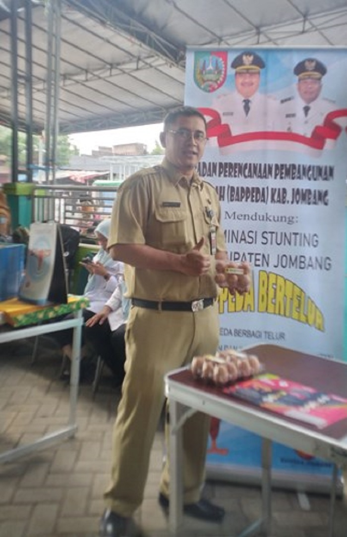 BAPPEDA BERTELUR: Bappeda Jombang menginisiasi program tiap bulan menggalang dana dan telur dari pegawai bappeda untuk disalurkan kepada balita stunting di Posyandu.