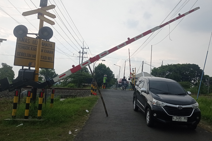 DISANGGA BAMBU: Salah satu palang pintu rel kereta api di Dusun Gondekan, Desa Jabon, Kecamatan Jombang yang rusak (31/5).