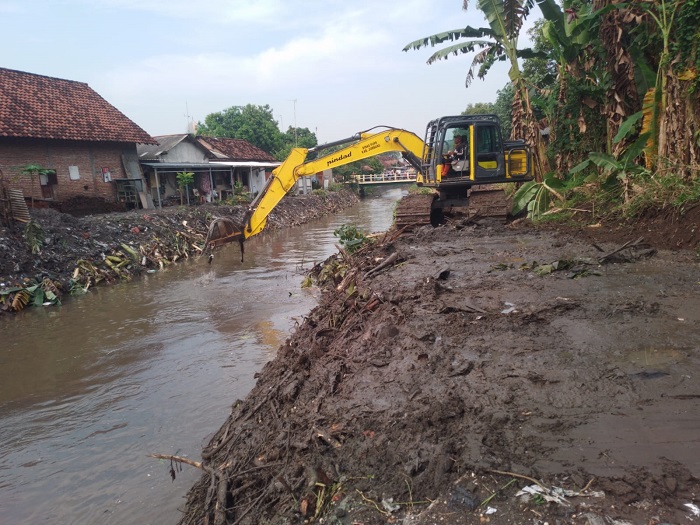 KERJA KERAS: Petugas Dinas PUPR Jombang saat melakukan normalisasi saluran.