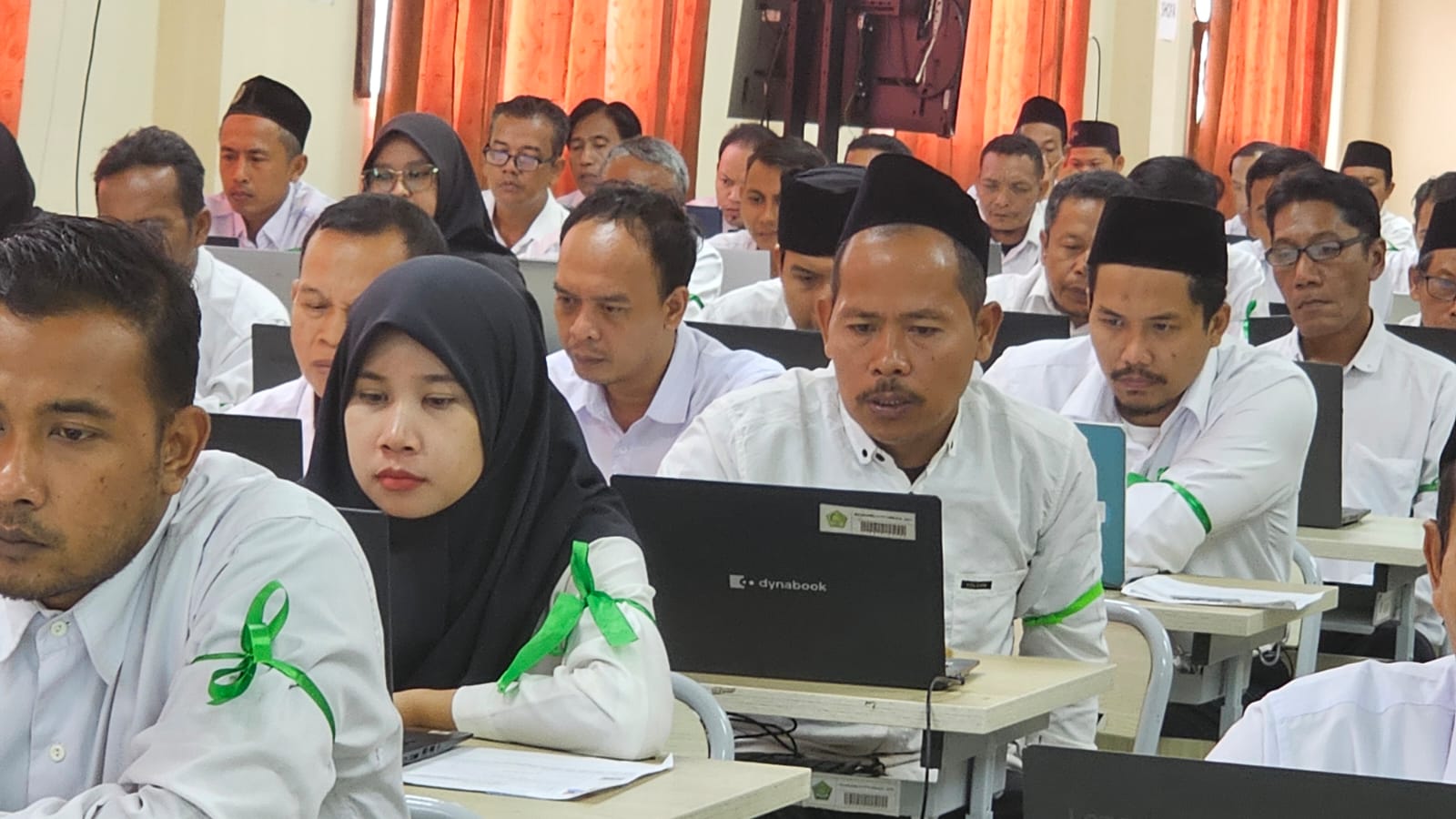 SERIUS: Pelaksanaan seleksi kompetensi teknis tambahan (SKTT) di Aula Lantai 3 Gedung Bisri Syansuri MAN 4 Jombang, Sabtu (31/5).