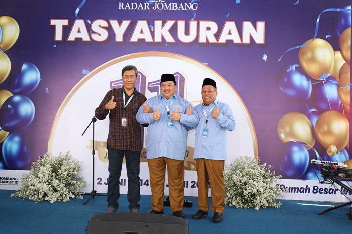 TASYAKURAN: Direktur Jawa Pos Radar Jombang M Nur Kholis bersama Bupati Jombang Warsubi dan Wabup Salmanudin Yazid foto bersama, Senin (2/5).