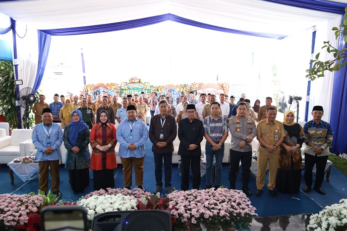 TASYAKURAN: Direktur Jawa Pos Radar Jombang M Nur Kholis bersama Bupati Jombang Warsubi dan Wabup Salmanudin Yazid foto bersama usai potong tumpeng, Senin (2/5).