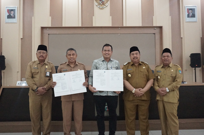 SUKSES: Direktur Utama Bank Jombang, Afandi Nugroho, didampingi Bupati Warsubi dan Wabup Samanudin Yazid usai penandatanganan kerja sama inovasi pembayaran pajak elektronik, Selasa (3/6).