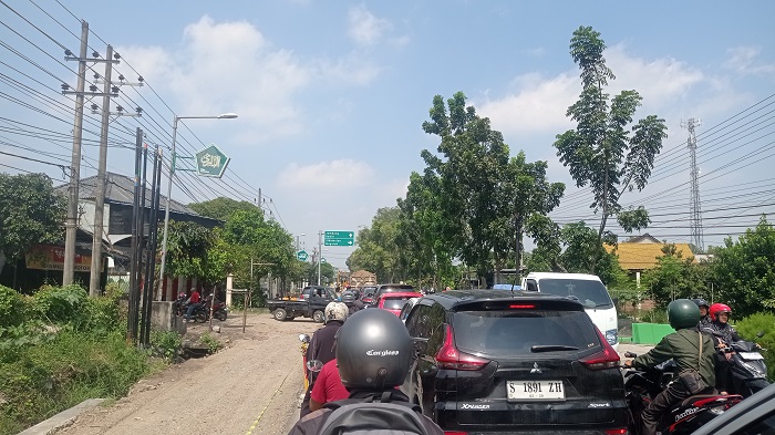 Pengerjaan proyek pelebaran jalan provinsi di Kecamatan Tembelang, Kabupaten Jombang memicu penumpukan kendaraan, Selasa (3/5).