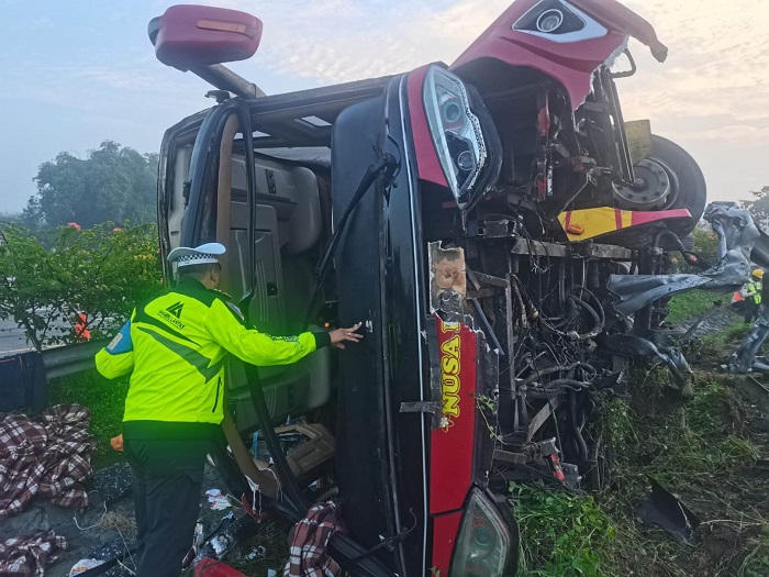 Sebuah bus yang membawa puluhan penumpang mengalami kecelakaan tunggal di Jalan Tol Jombang&ndash;Mojokerto (Tol Jomo) pada Selasa (3/6) pagi.