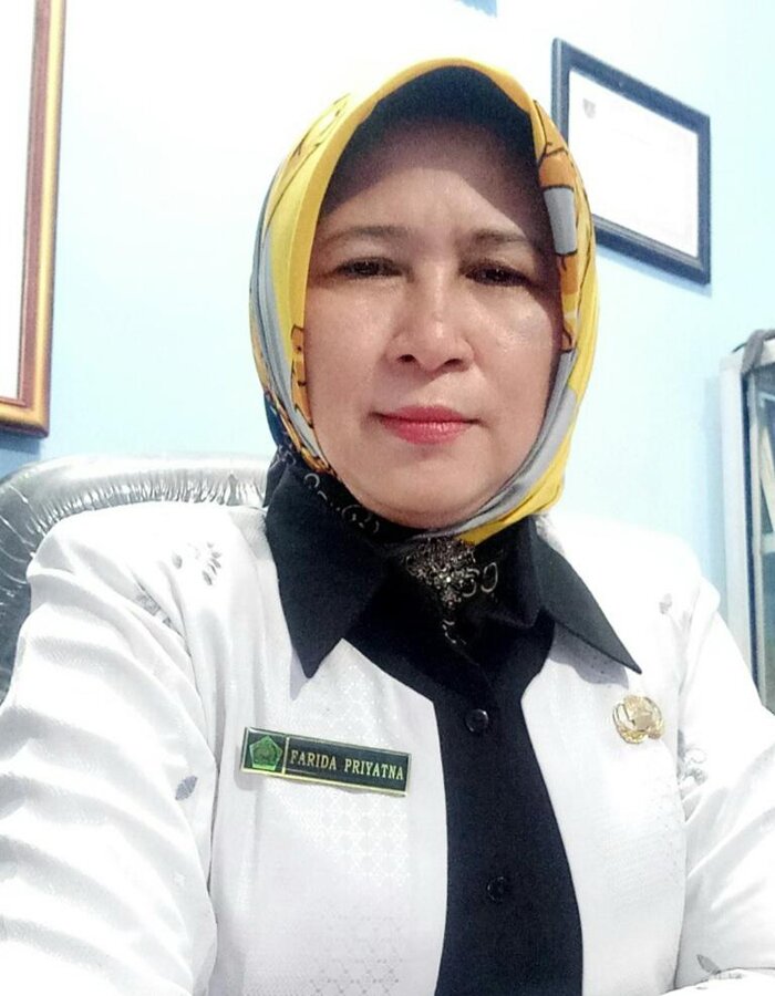 Kepala MAN 8 Jombang, Dra Farida Priyatna MM.