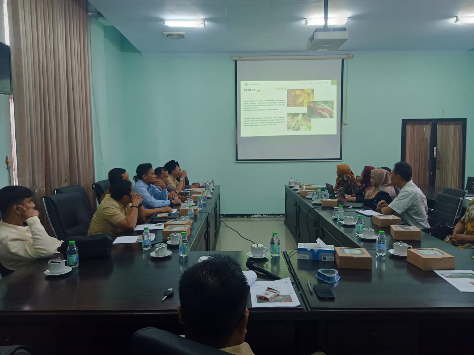 SERIUS: Komisi B DPRD Jombang saat rapat dengar pendapat dengan Perumda Panglungan Wonosalam (2/6).