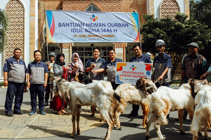PEDULI: Vice President Director PT CJI Jombang, Mr Hwang Inseok, menyerahkan hewan kurban di depan Masjid CJ Islamic Center, Kamis (6/6).