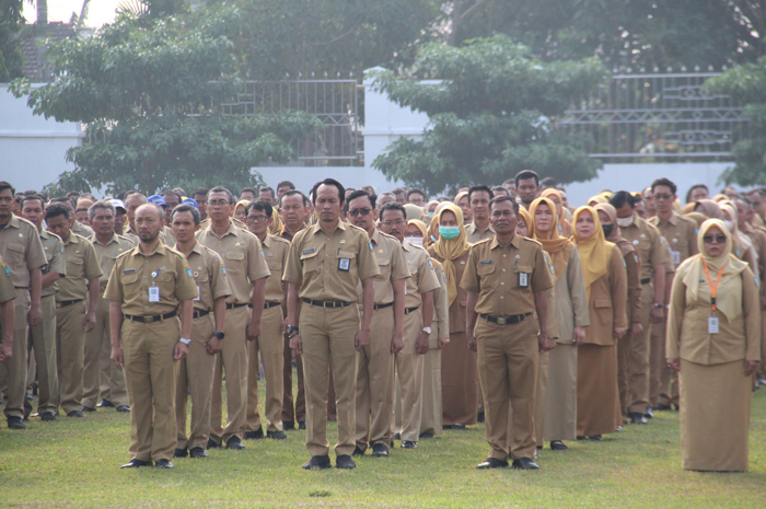SERIUS: ASN saat mengikuti apel di lapangan Pemkab Jombang.