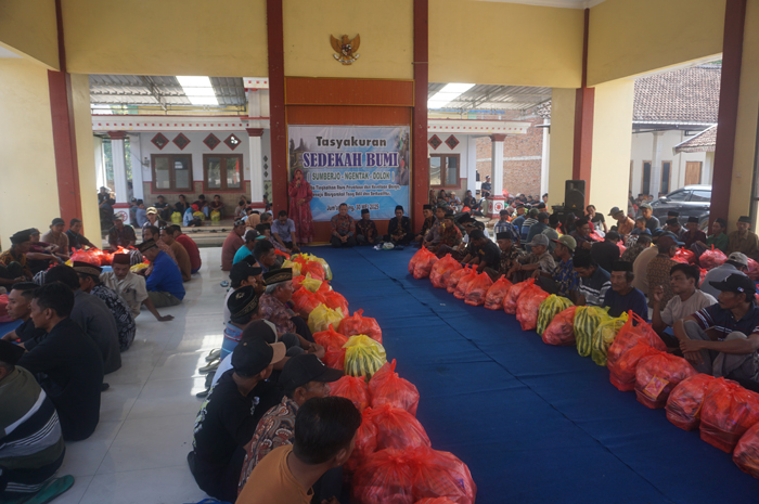 TRADISI: Kepala Desa Sumberjo, Plandaan, Jombang, Suti memberikan sambutan saat acara sedekah bumi di aula kantor Desa Sumberjo, Jumat (30/5) pagi,