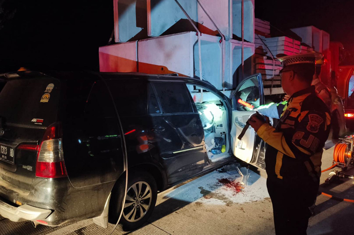 Kecelakaan maut melibatkan mobil Innova dan truk terjadi di Tol Jombang&ndash;Mojokerto (Jomo), Jumat (6/6) dini hari