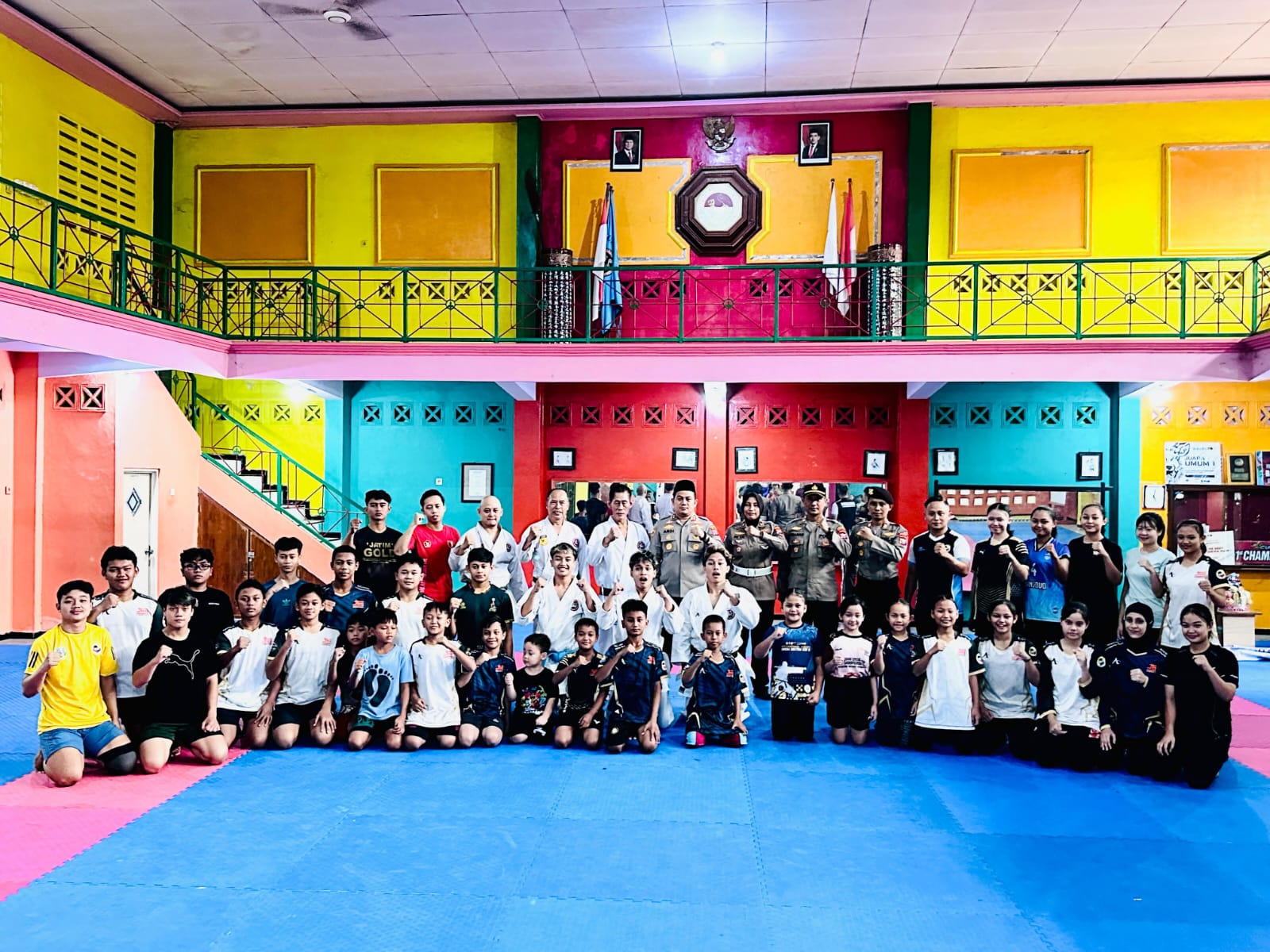 BERPRESTASI:  Para karateka yang akan ke Brunei Darussalam dan yang akan tampil Porprov bersama Kapolres AKBP Ardi Kurniawan, Ketua Harian Forki, Kwat Prayitno, di Dojo Mahameru, Kamis (5/6).