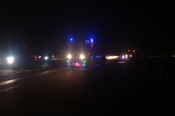 JADI GELAP: Pengendara melintas di antara deretan PJU padam di jembatan baru Ploso, Jombang, Kamis (5/6) malam.
