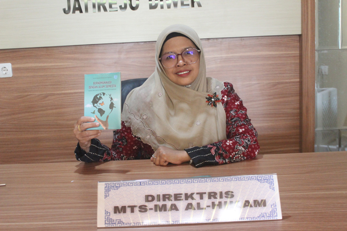 BERPRESTASI: Pengasuh Pondok Pesantren Mambaul Hikam, Jatirejo, Diwek, Jombang, Hj Ika Maftuhah Mustiqowati SAg MPd juga inisiator program Sedekah Sampah.