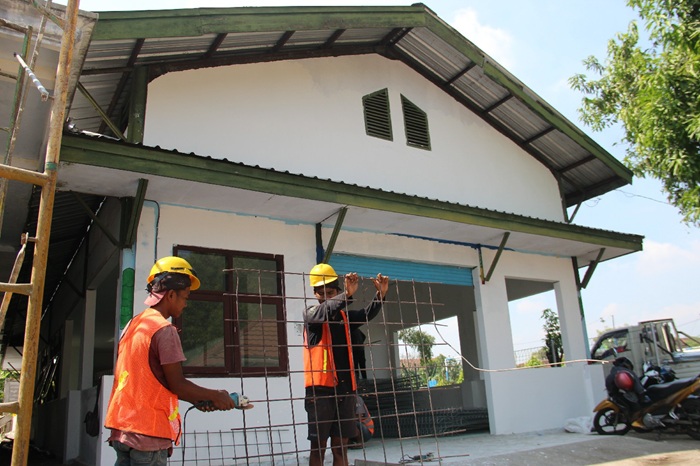 DIKEBUT: Pekerja terus mengebut proyek renovasi gedung SKB Mojoagung, Jombang menjadi Sekolah Rakyat, Sabtu (7/6).