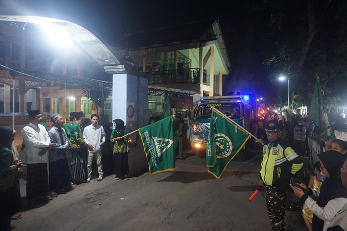 TRADISI TAHUNAN: Kepala Desa Gedangan Sukarno (baju koko putih mengenakan peci) didampingi pengurus ranting NU Desa Gedangan Abdul Mughni Shodiq memberangkatkan takbir keliling.